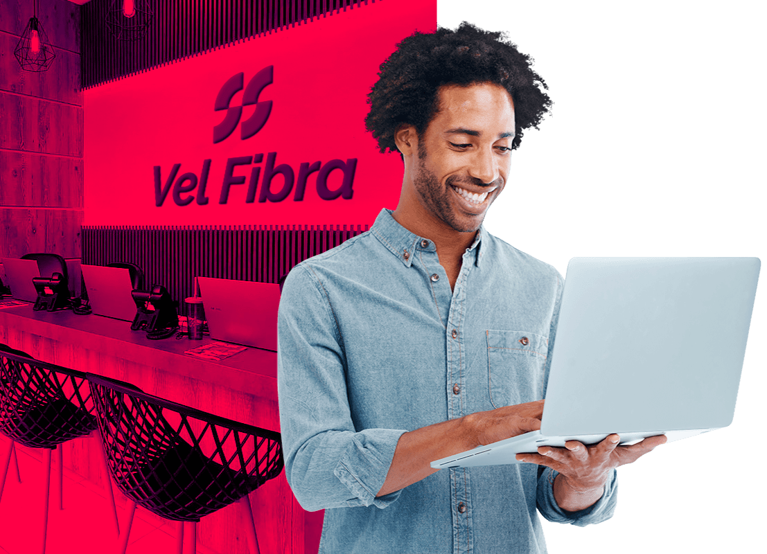 colaborador da vel fibra segurando um roteador